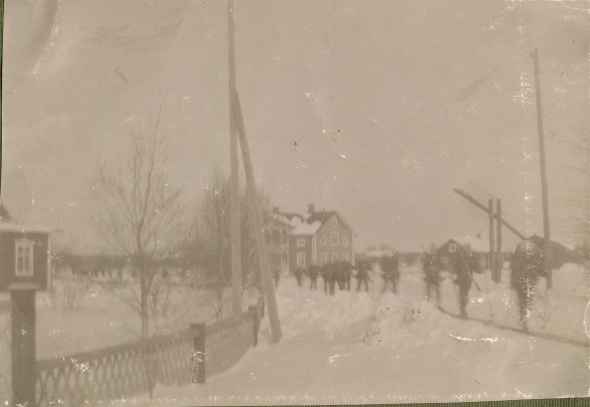 Text i fotoalbum: "Manöver i trakten af Piteå vintern 1906. På marsch."