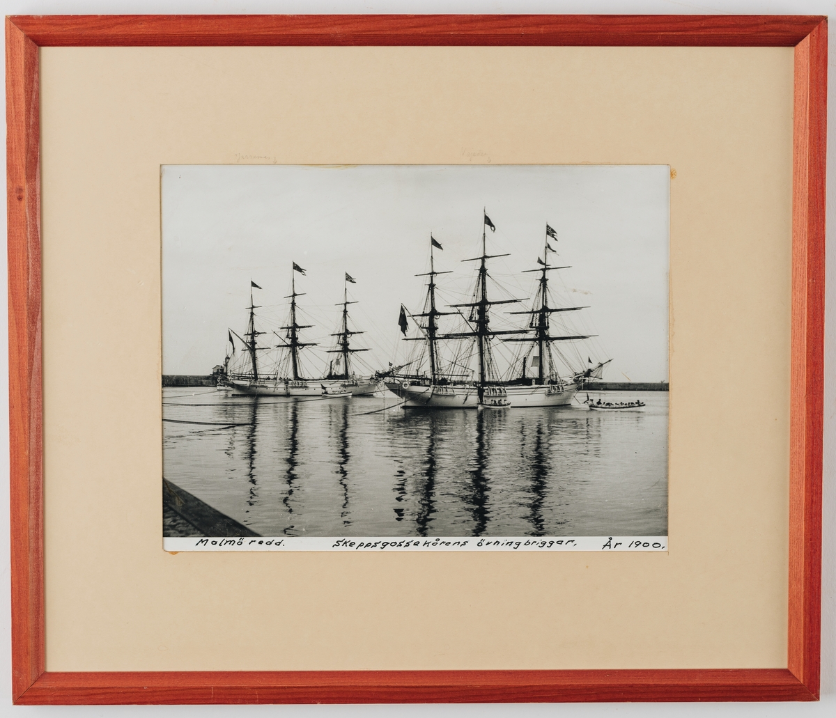 Tvåkanoners övningsskepp byggt 1897 i trä på stålspant, med inredning för avdelningschefen. Tillsammans med systerskeppet Jarramas (1900) världens minsta örlogsfartyg med fregattrigg.