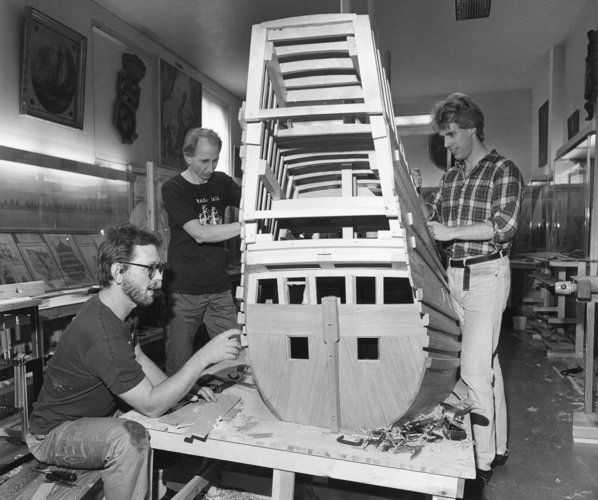 Modellbyggarna Lars Eriksson, Göran Forss och Stefan Bruhn i arbete med modellen av Vasa i skala 1:10.