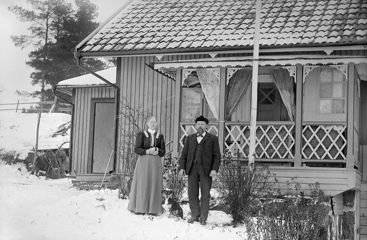 Förre skepparen Anders Österman och makan Ida framför sitt hem Strömsdal i Sankt Anna. Vid tiden för bilden hade Anders sedan en tid slutat med sjömansyrket för att istället driva handelsbod invid strandkanten nedanför hemmet.