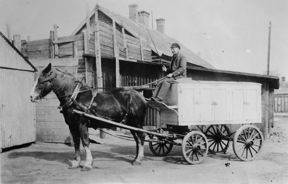 Text till bild: Hästkusk Karl Nilsson, boende på Gjutängsvägen. Startade sedemera eget åkeri och anskaffade 1935 en lastbil. (Uppgiften lämnad av sonen Nils-Erik Nilsson som även kom ihåg ishuset som han var med om att förse med is).
