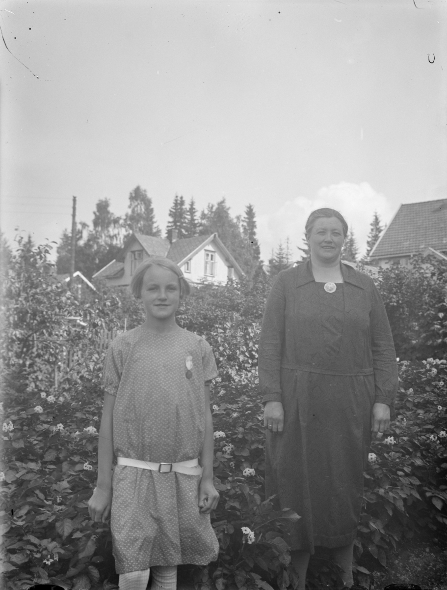 Antatt Ragnhild Olstad med datter Thorbjørg i haven