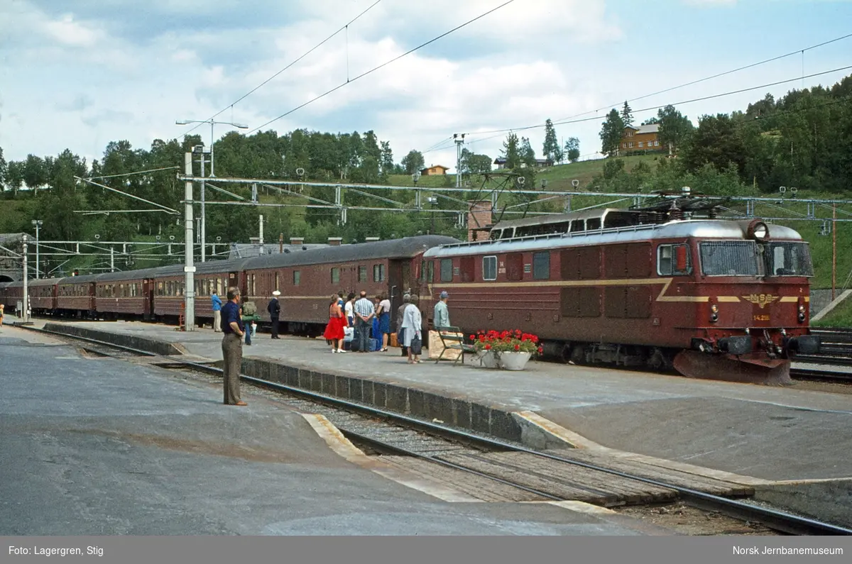 Elektrisk lokomotiv El 14 2181 med ekspresstog fra Trondheim til Oslo Ø på Dombås stasjon