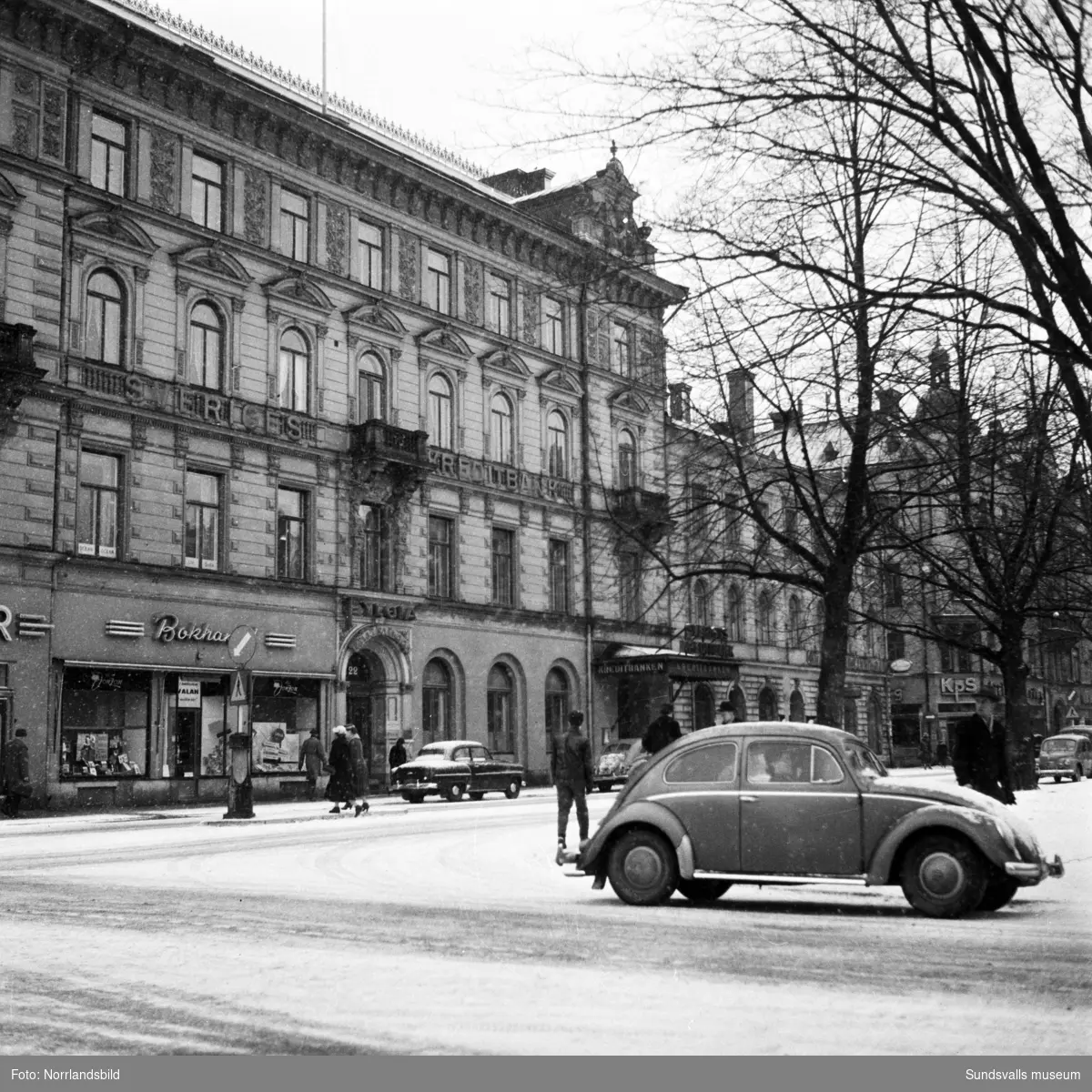 Kreditbankens hus vid Storgatan 22, Kihlmanska huset. I gatuplan Jonzons bokhandel.
