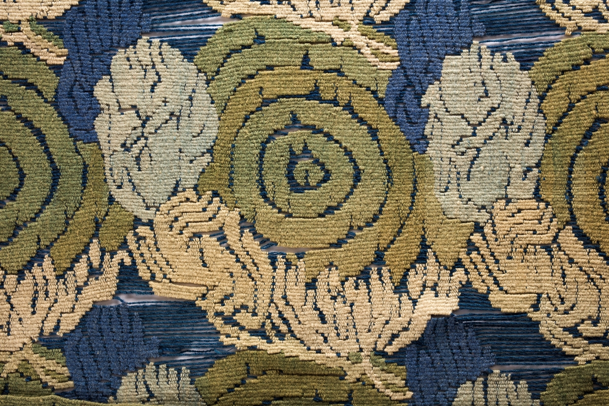 Vevd portière i ull, billedvev i grønn, blå, og beige (Chrysantemum).