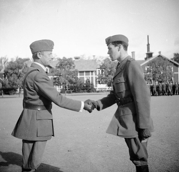Prisutdelning, A 6. Överste Raoul Årmann och löjtnant Gärdin.
