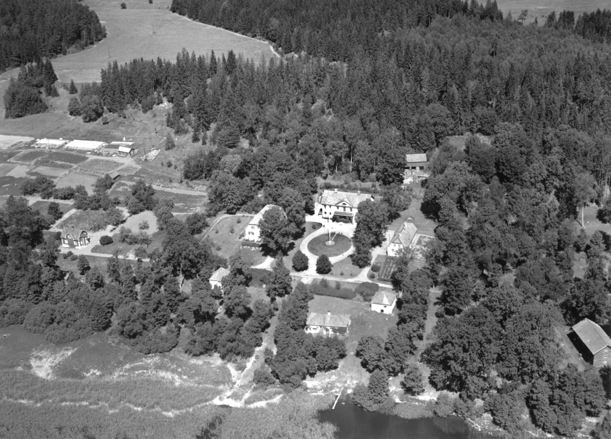 Flygfoto över Fribergs herrgård, Kulla socken, Uppland 1952 ...