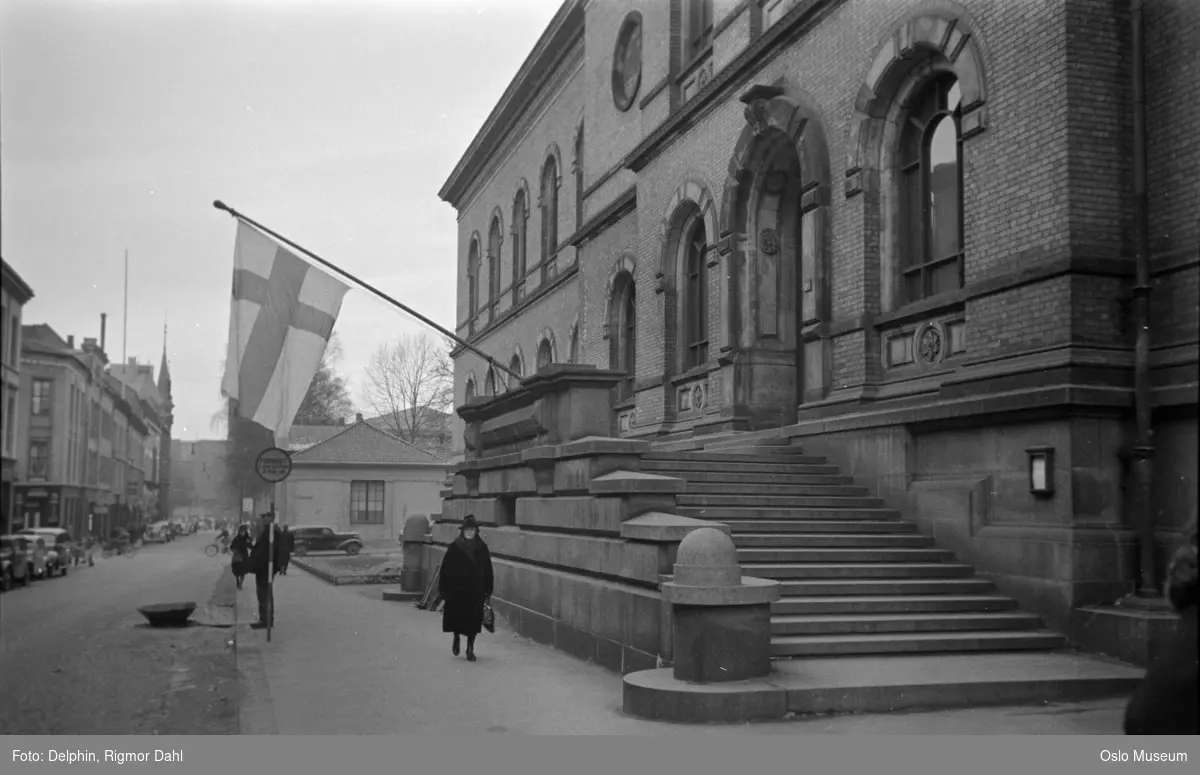 gateløp, Nasjonalgalleriet, trapp, finsk flagg i forbindelse med Finlandshjelpen, mennesker, biler, forretningsgårder
