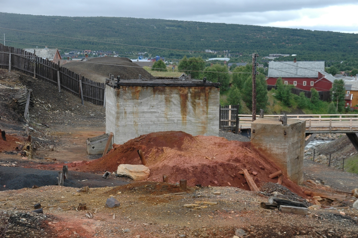 Betongkonstruksjon med rester etter nedbrent overbygg i tre innafor Kølplanken.