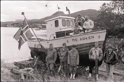 Sjøspeidere foran M/S "Arken".