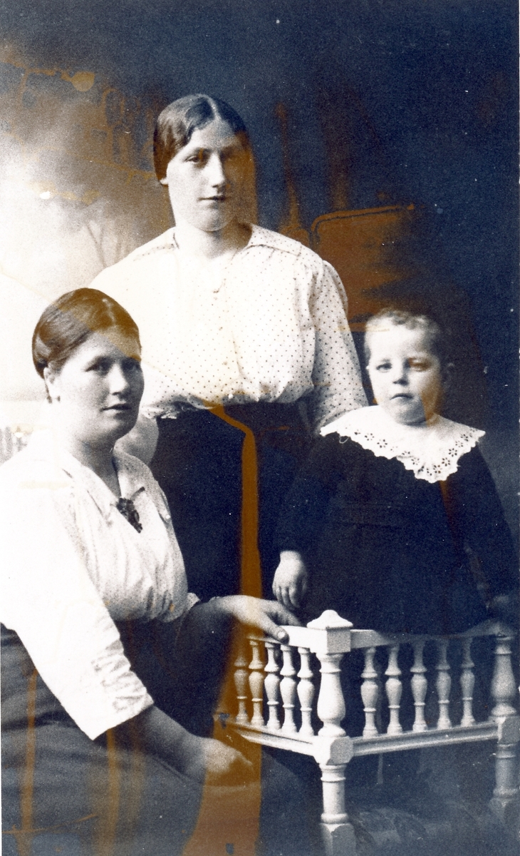 Atelierportrett av Indianna Pedersen med sønnen Ingvald og Kristine Pedersen. Torsken 1921.