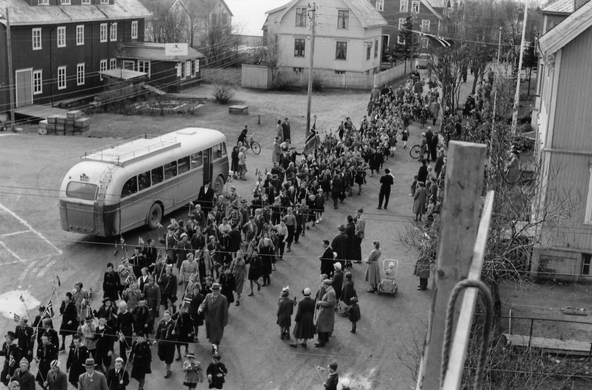 17. mai-tog i Strandgata ved torget på Sortland 1953, Kristoffersengården.