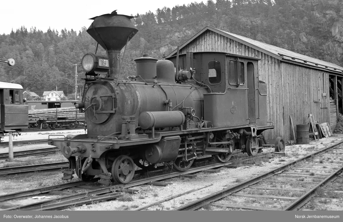 Setesdalsbanens damplokomotiv type XXII nr. 6 utenfor verkstedet på Grovane stasjon