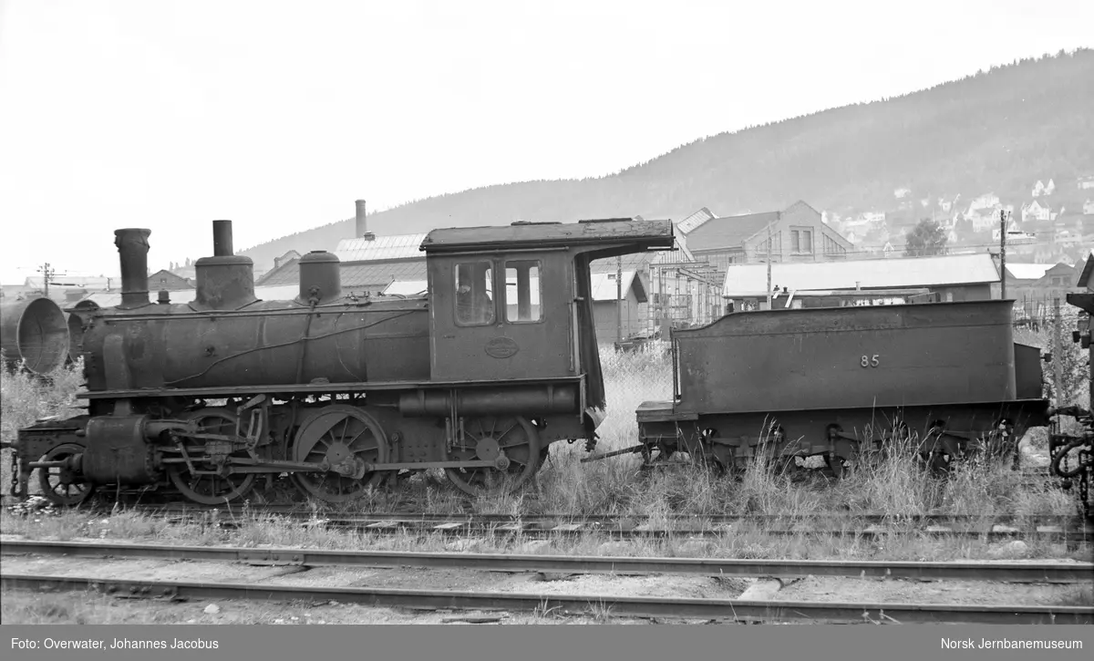 Hensatt smalsporet damplokomotiv type XXIIId nr. 85 på Sundland i Drammen. En tid etter at Vestfoldbanen ble bygget om fra smalspor til normalspor (i 1949) ble lokomotivet overført til Sulitjelmabanen