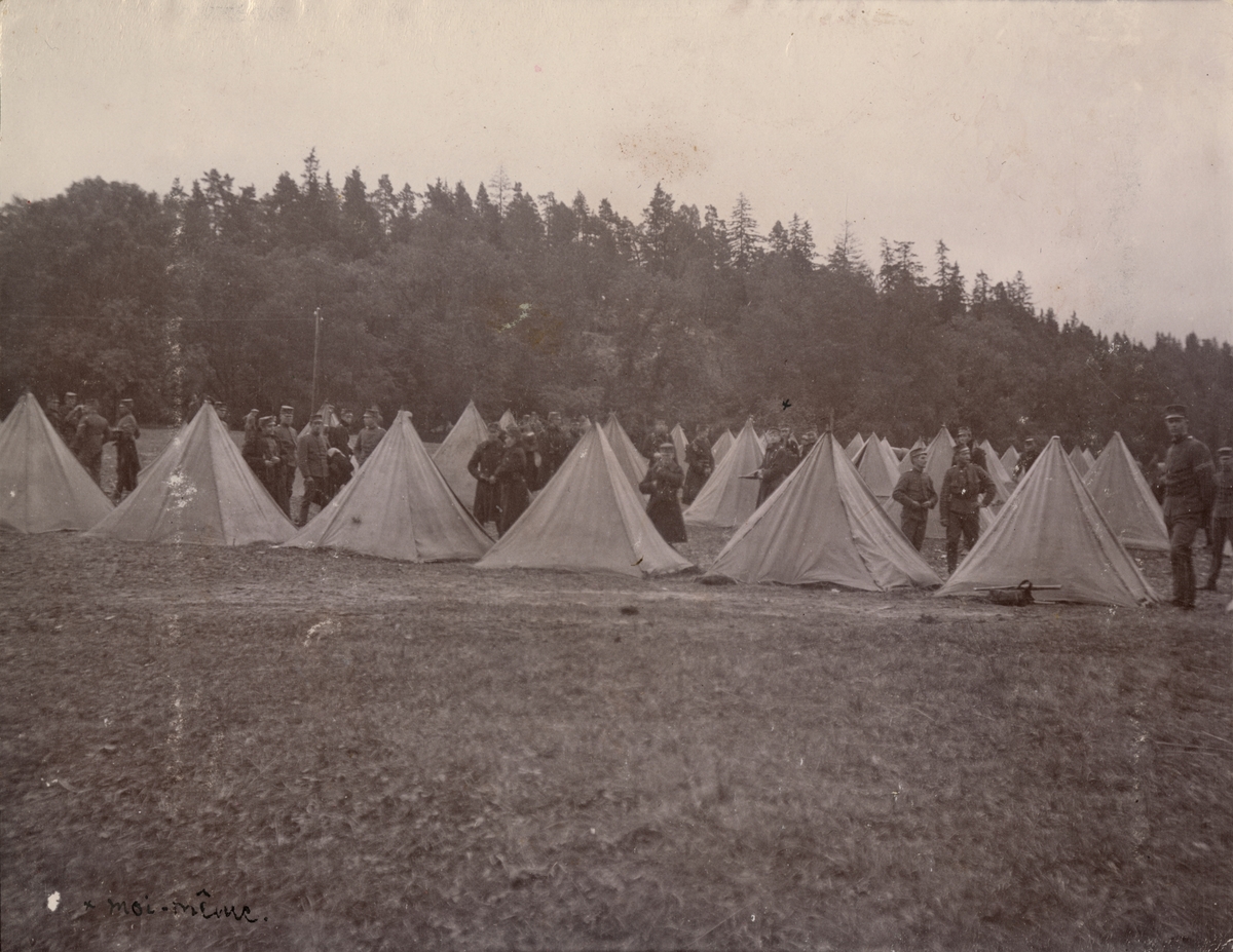 Soldater från Fortifikationer framför tältläger.