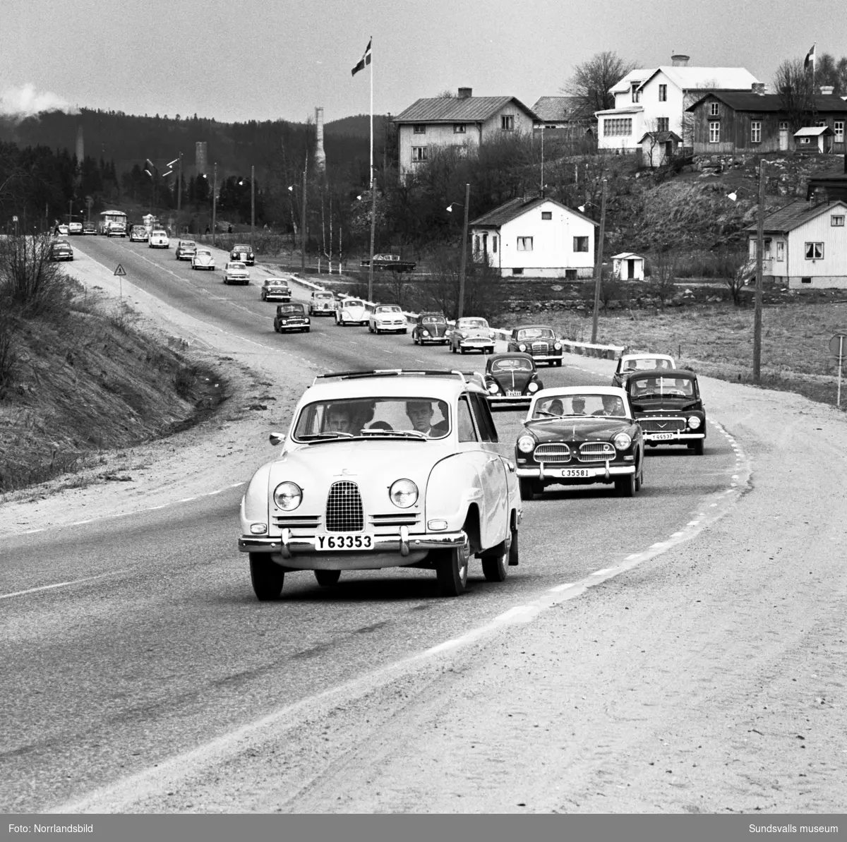 Bilkortege vid Gångviken i samband med 1 maj.