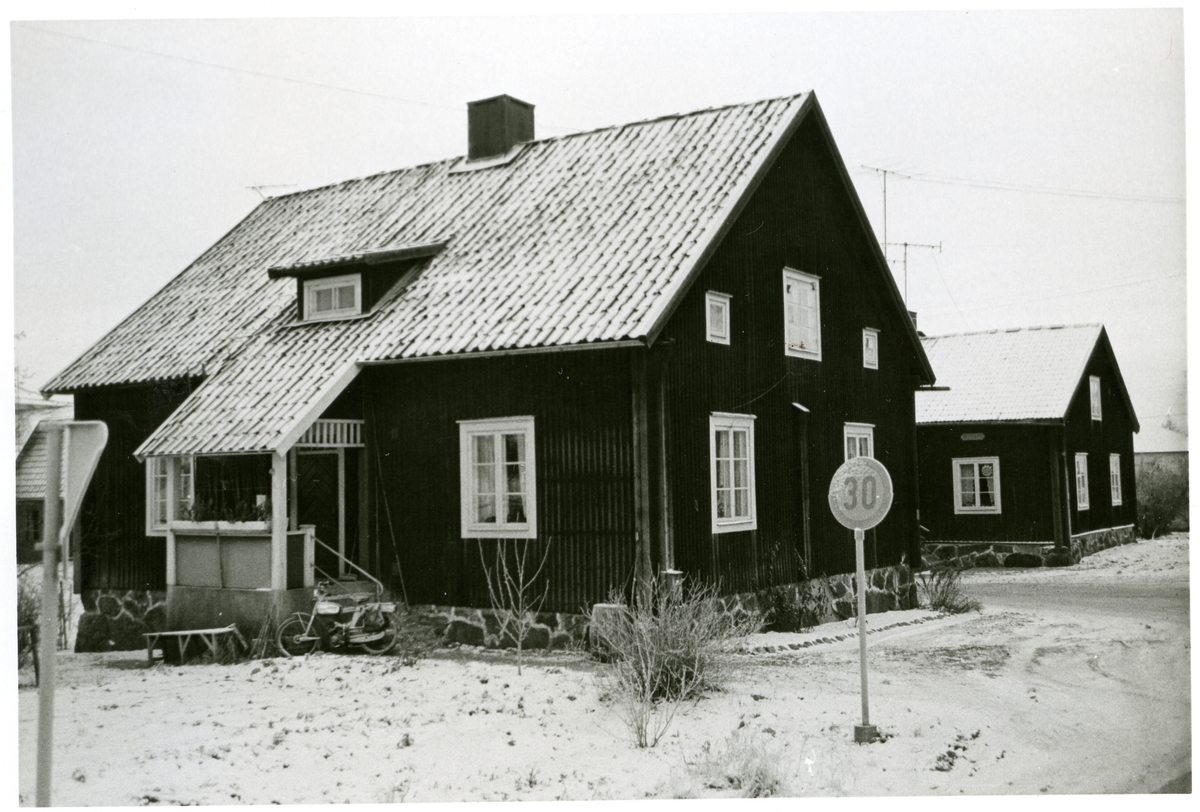 Ramnäs sn, Surahammar, Virsbo. 
Gamla Wirsbo bruk, Bruksgatan, "Vinkeln", 1967.