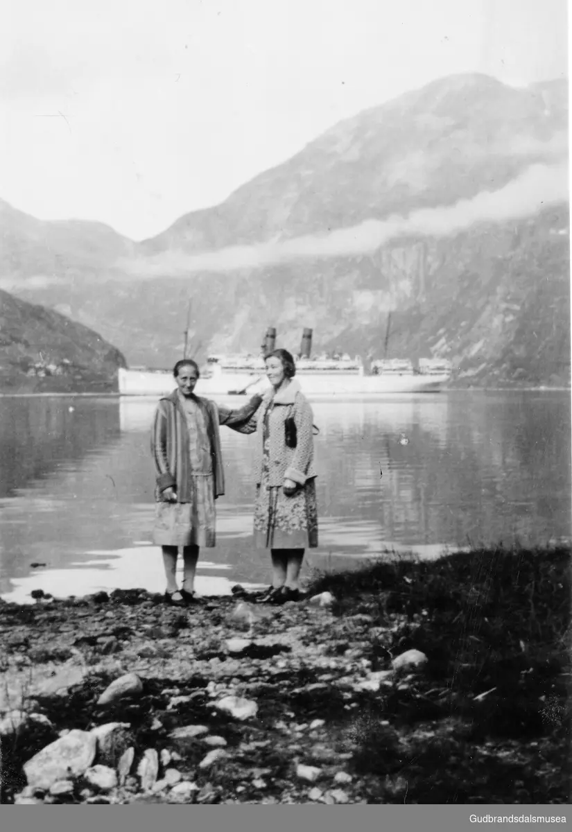 F.v.: Margrete Plassen og Embjørg Eggen Ånstad (f. 1895) i Geiranger på ein storbåtdag