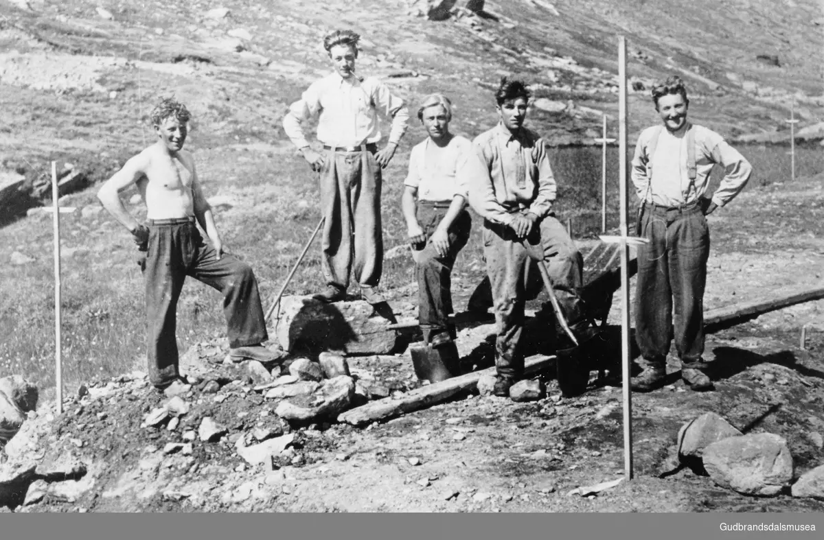 Anleggsarbeidarar ved Krossbu på Sognefjellet 1938