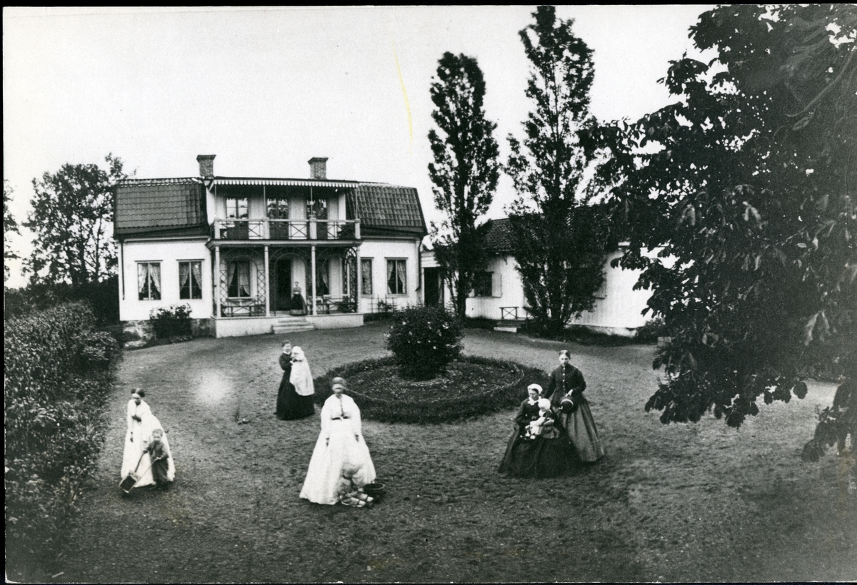 Västerås, Myggbo, Ängsgärdet, kv. Sågklingan.
Kvinnor och barn utanför bostad. C:a 1890-1900.