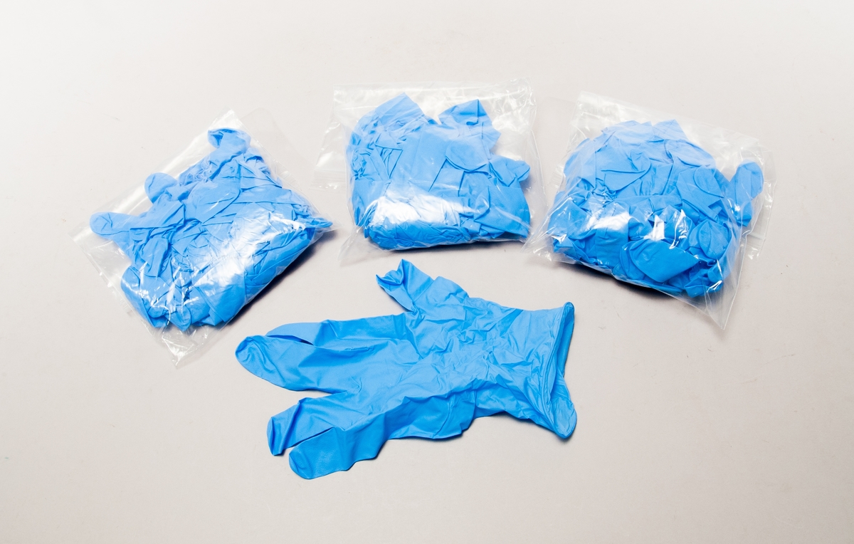 Plasthandskar, blå, 30 st fördelat på tre plastpåsar.