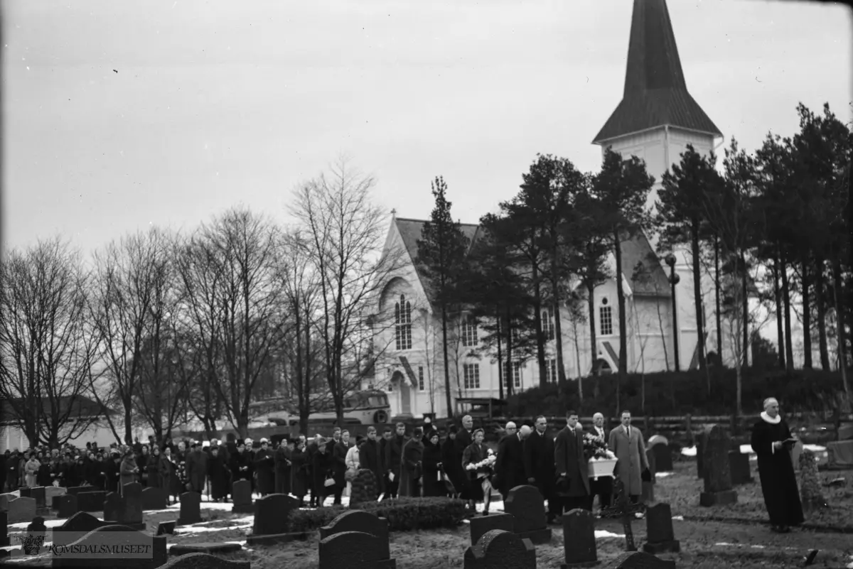 "Våren 1964. Gravferd Kosberg - Fru Haukebø"..Begravelsen til Oline Solveig Haukebø f.19.07.1904 d.23.02.1964.