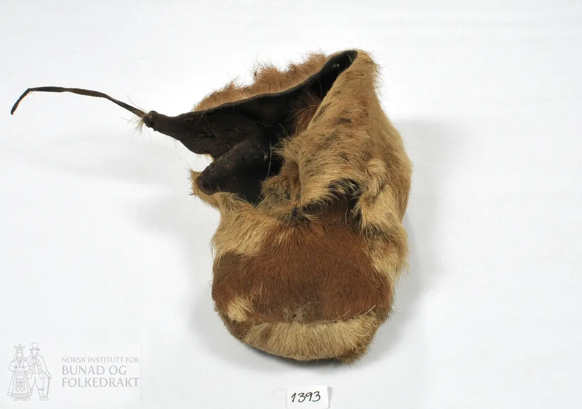 Sko laga av pelsen frå eit nut-dyr til dømes kalv. Skoen er klypt av eit stykke og har pels på undersida og. Lukking med skinnreim.