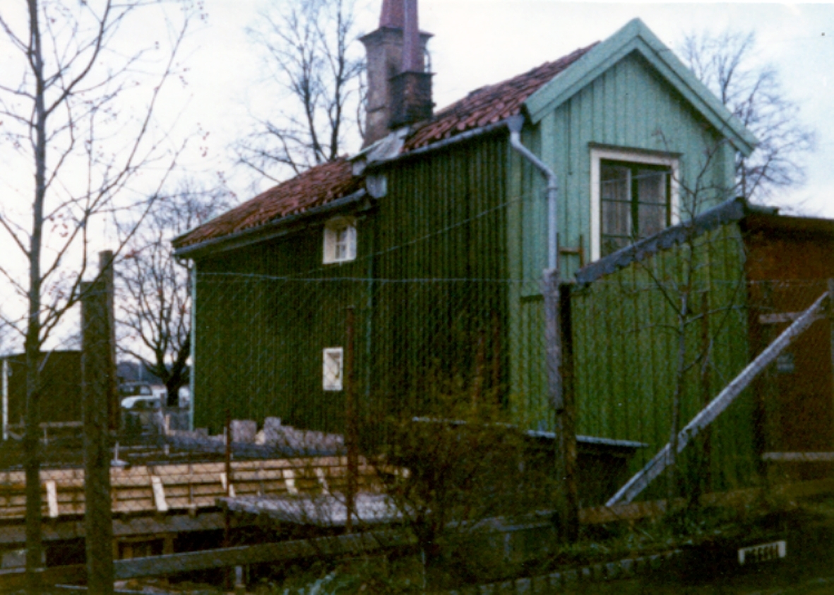 Fiskaregatan 44 i Kalmar när det nya huset på hörnet mot Östra Sjögatan byggdes.