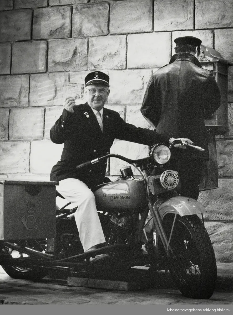 Postmuseet. Erik Mikael Sveum på Postmuseets røde Harley Davidson. Juli 1990