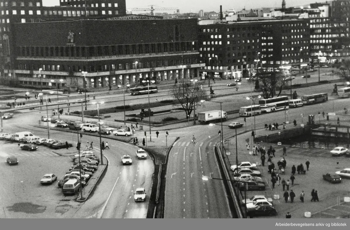 Rådhusplassen. Slik var rush-trafikken etter at den nye Oslotunnelen var tatt i bruk. Januar 1990