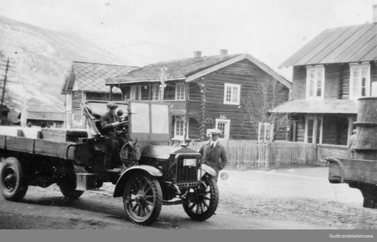 Sylfest Forberg (f. 1899) med lastebil på Otta i 1930-åra