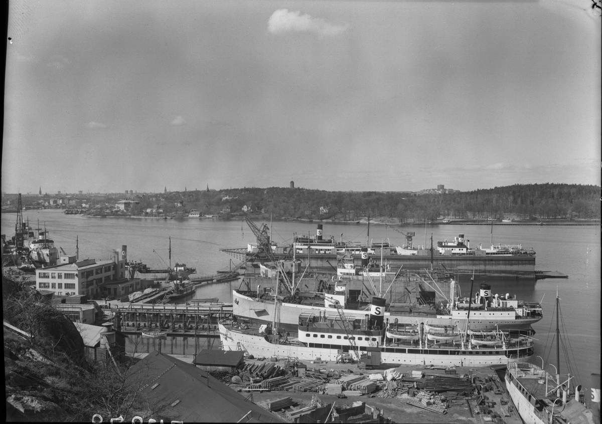 Foton från Finnboda varv. interiör och exteriör bilder från varvsområdet. fartygsbilder. Sjösättningar m.m.