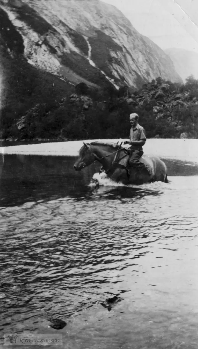 Henry Finnset rir elva Aura ved Joneshølen.