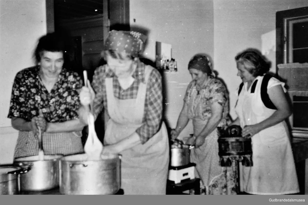 Rumgrautkoking i Øygard skule ca. 1960. 
Frå venstre: Kari Bosmen (f. Kroken 1911), Marie Ramstad (f. Rudsar 1915), Anna Sveen (f. Sæteren 1909), Gudrun Hove (f. Gjeilo 1913)