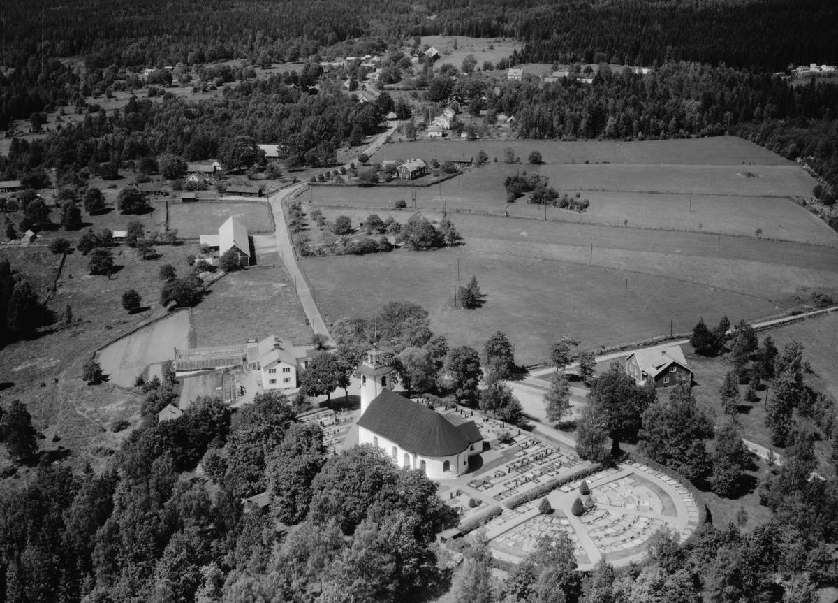 Flygfoto över Ökna i Vetlanda kommun, Jönköpings län. 750/1964