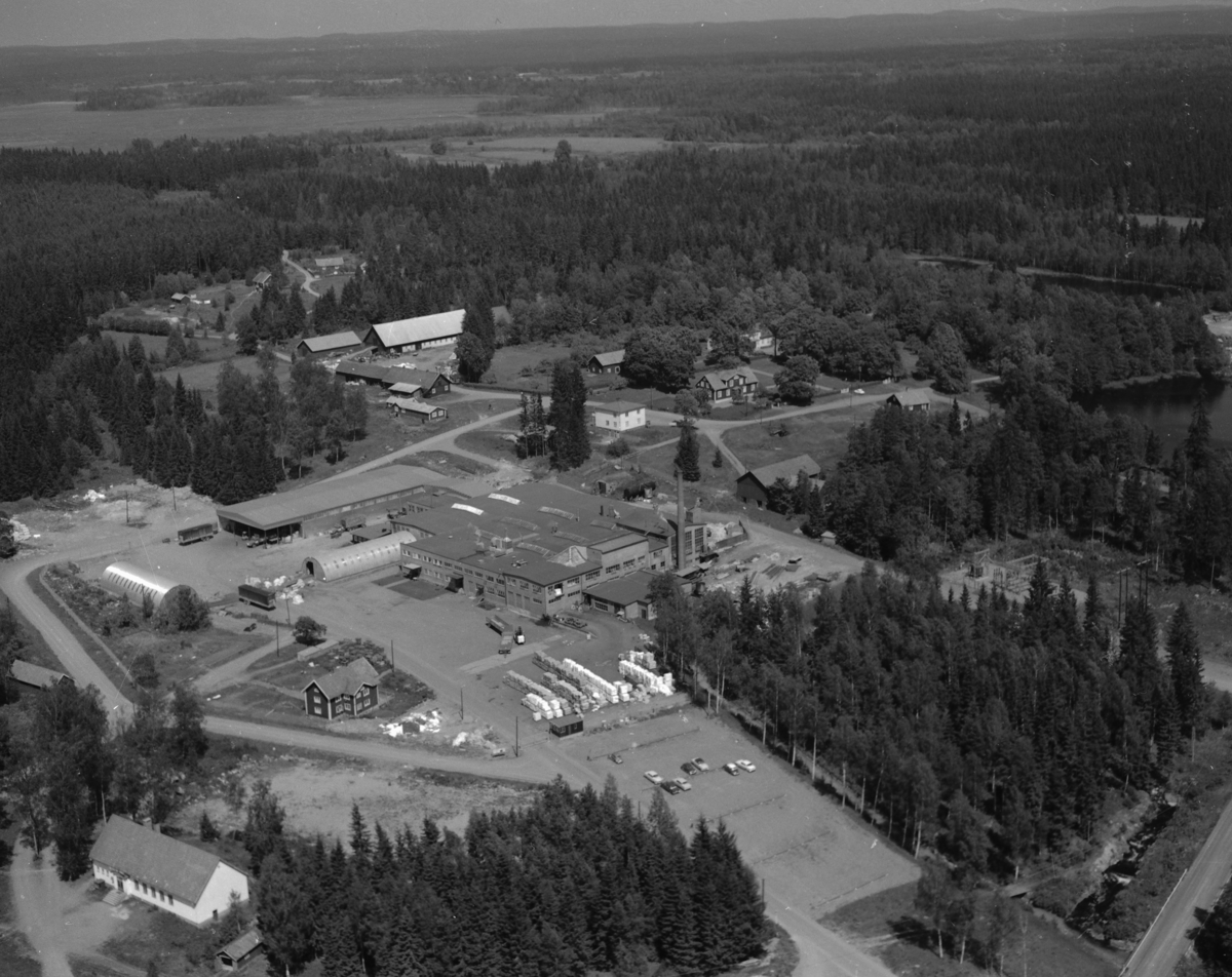 Flygfoto över Pauliströms bruk i Vetlanda kommun, Jönköpings län. 753/1964