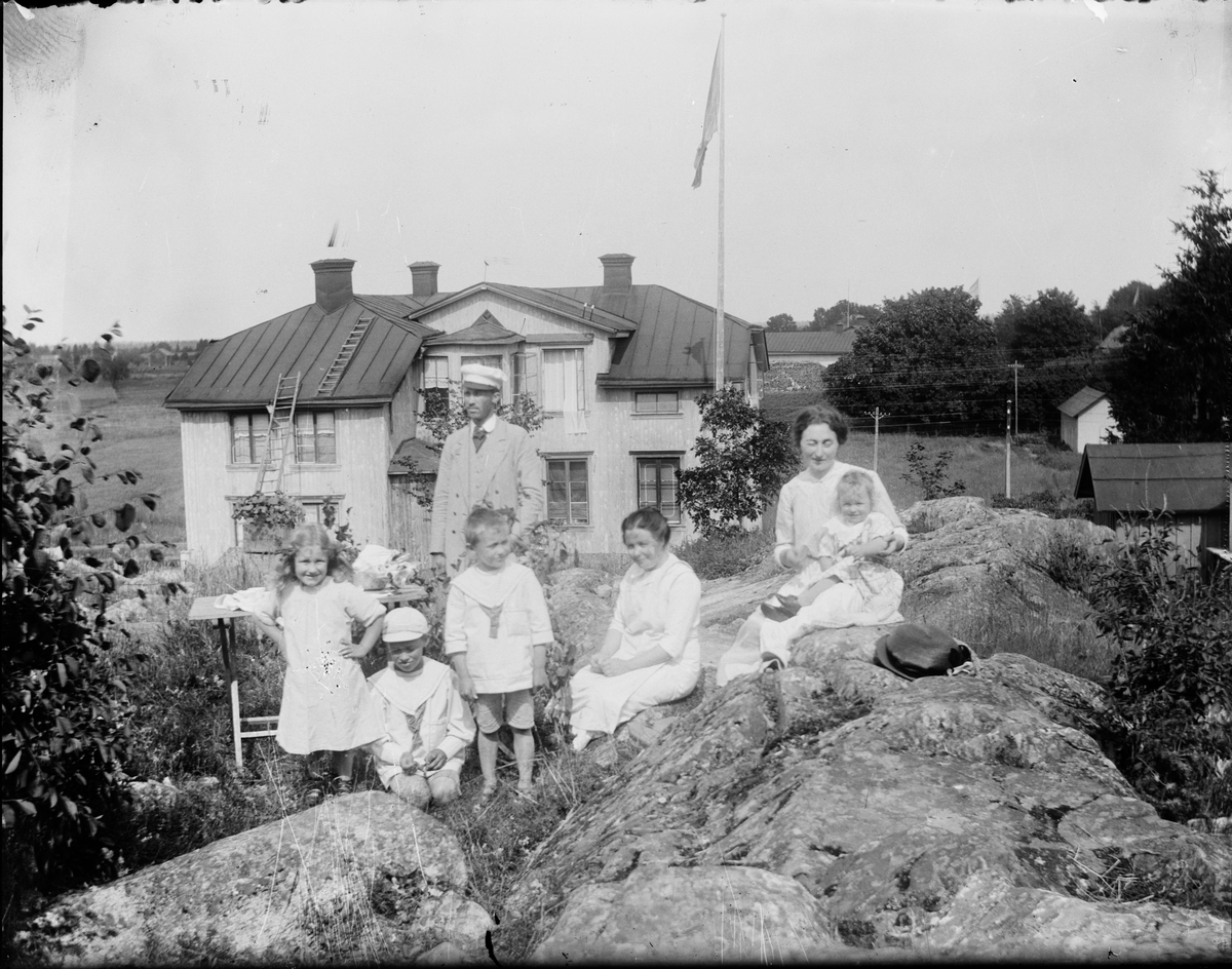 Pastor Nilsson-Halloff med familj på berghäll, Östhammar, Uppland omkring 1920