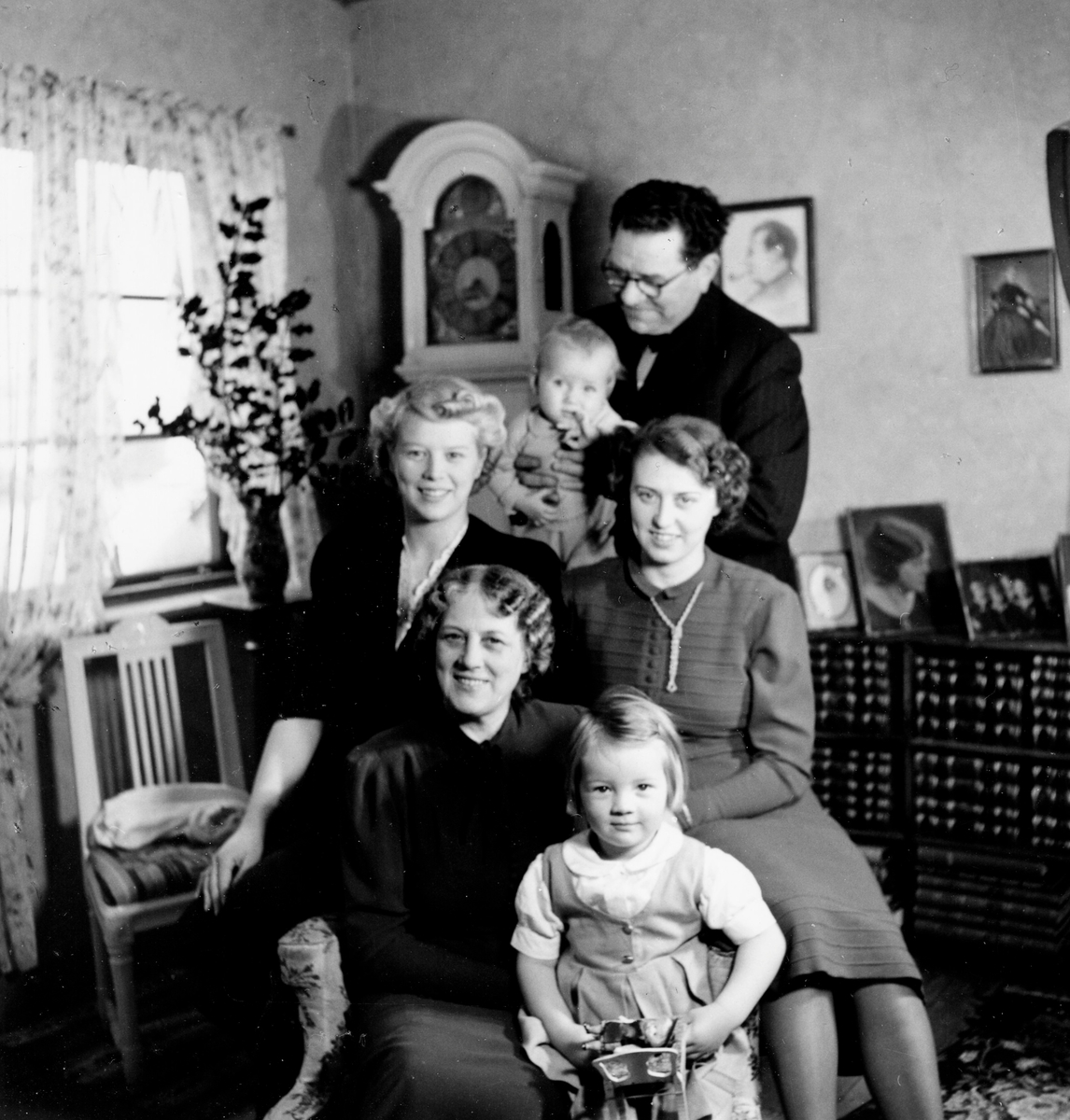 Familjen samlad i Karl Alberts villa i Tulebo cirka 1940 (villan brann i februari 1944). Främst sitter Ester Alberts (1883 - 1968) med lilla Birgitta Gullers (född 1937) i knäet. Bakom dem sitter Ingvor Alberts (1914 - 2009, gift Gullers) och Gunnel Alberts (1912 - 2007, gift Dahlbeck). Längst bak står Karl Alberts Johansson (1881 - 1956) hållandes lille Petter Gullers (född 1938).