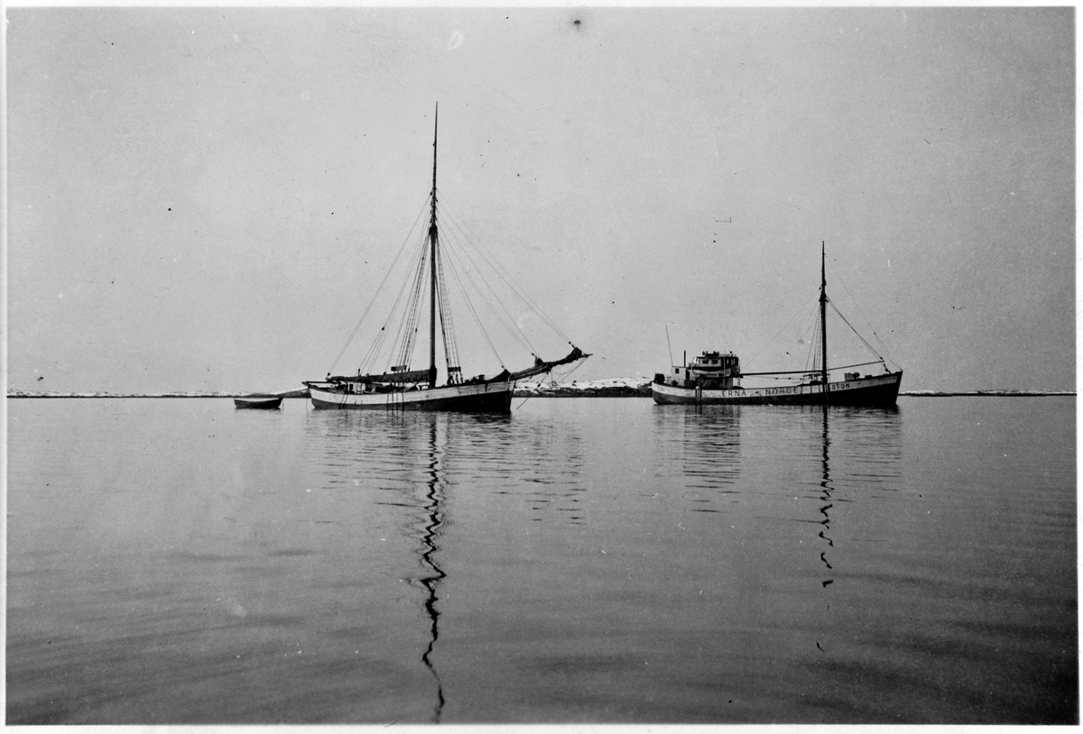 Båtene "Hanna Sofie" og "Erna" i Haldorhavn, Oksvoll