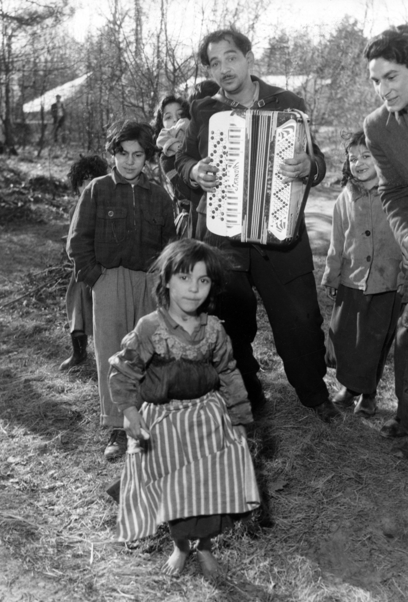 Romsk familj utanför sitt läger 1953. Ända fram till 1960-talet levde de flesta svenska romer under påtvingat kringresande och saknade fast bostad.