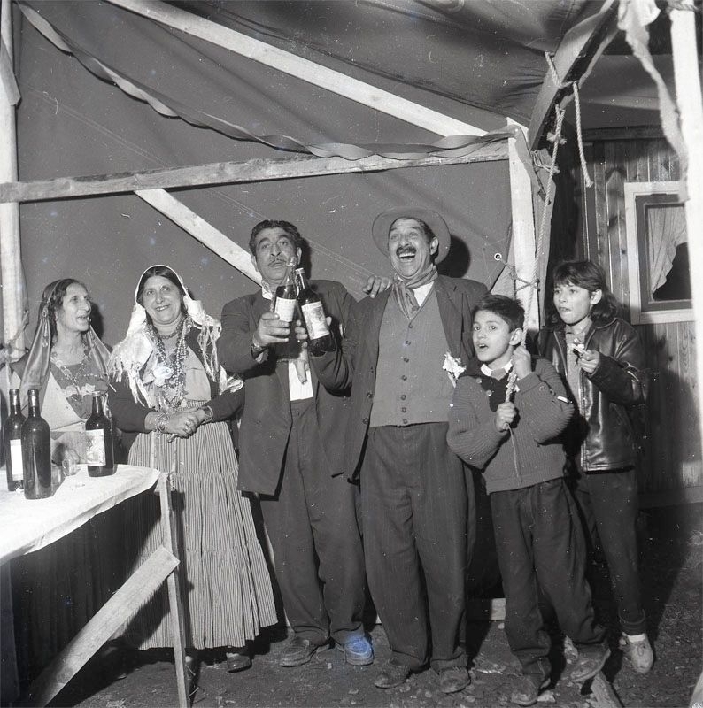 Bröllopsfestligheter i november 1958 i Nyköping. Fotografiet är taget i ett av tälten med några av släktingarna till brudparet.