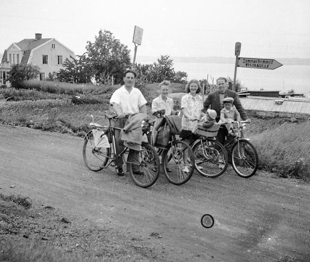 Familj på cykeltur. Erik Sandstedt till vänster.