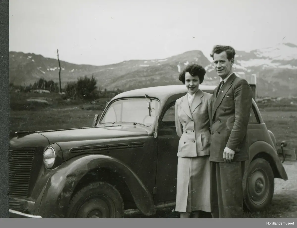 Grete og Halvdan Sørensen med bilen deres i 1954.