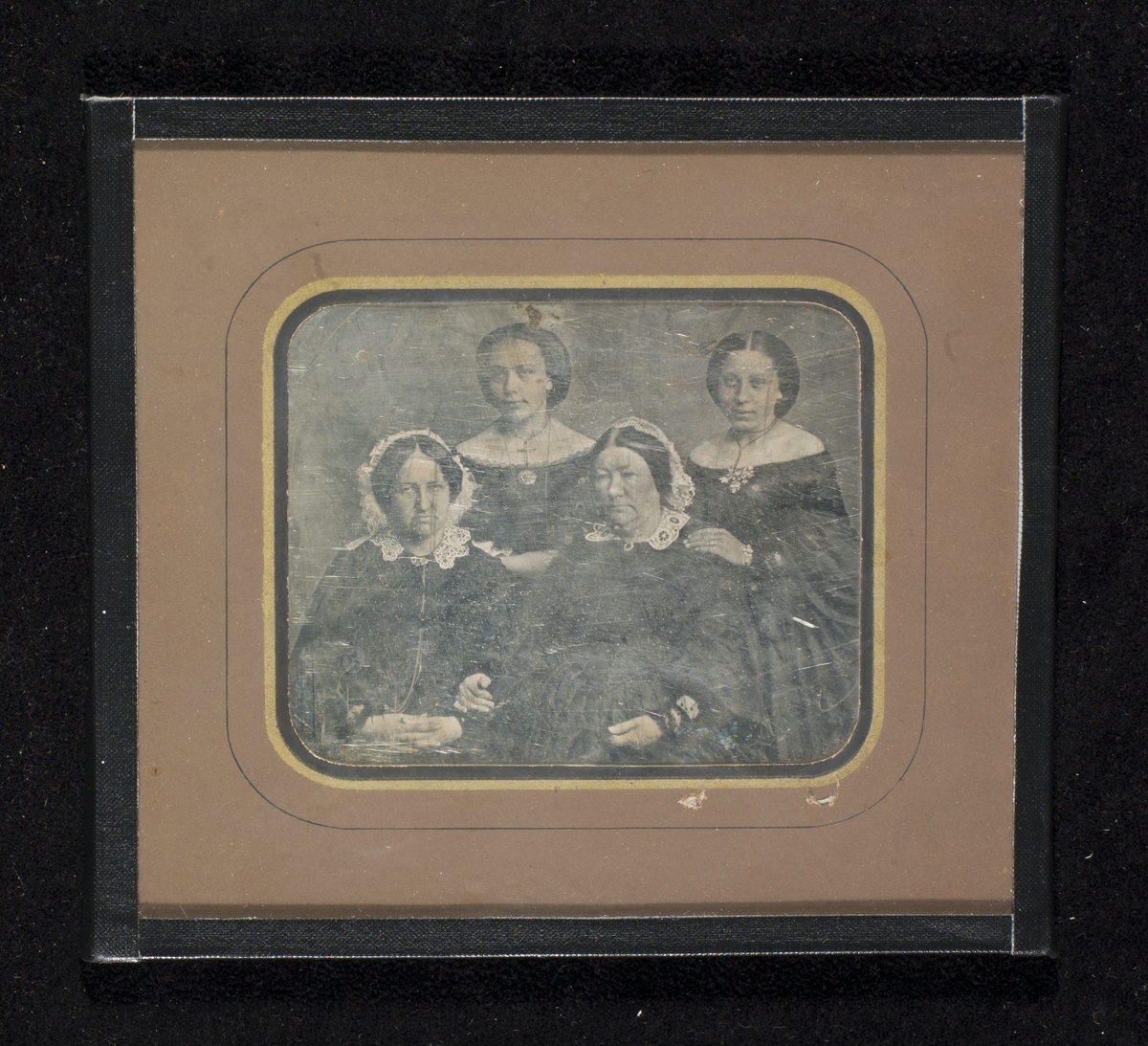 Daguerreotypi av fire kvinner. Berentine Olchine Reimers (1810-1908) sitter trolig til venstre i bildet. Bak henne står trolig datteren Lucie Reimers g. Kooter (1842-1927).