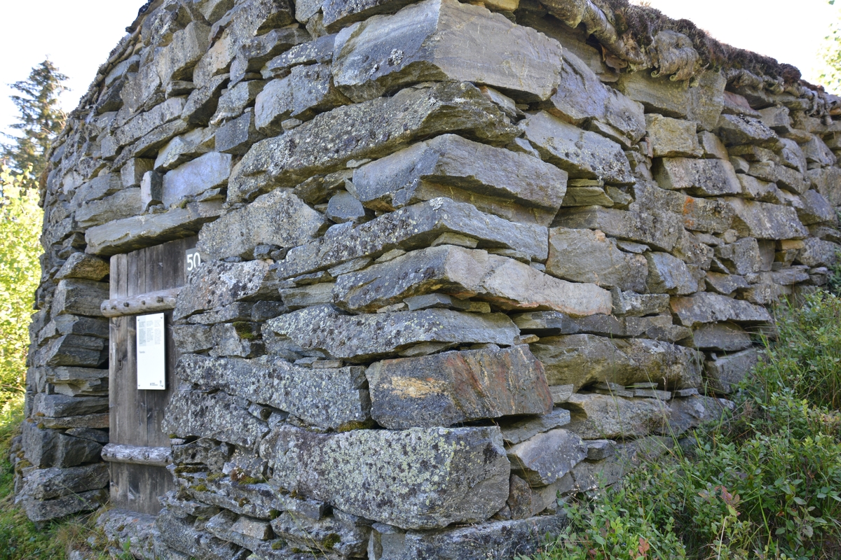 Reinsbu av stein, kopi av Galdebergsbue på nordsida av Bygdin.
