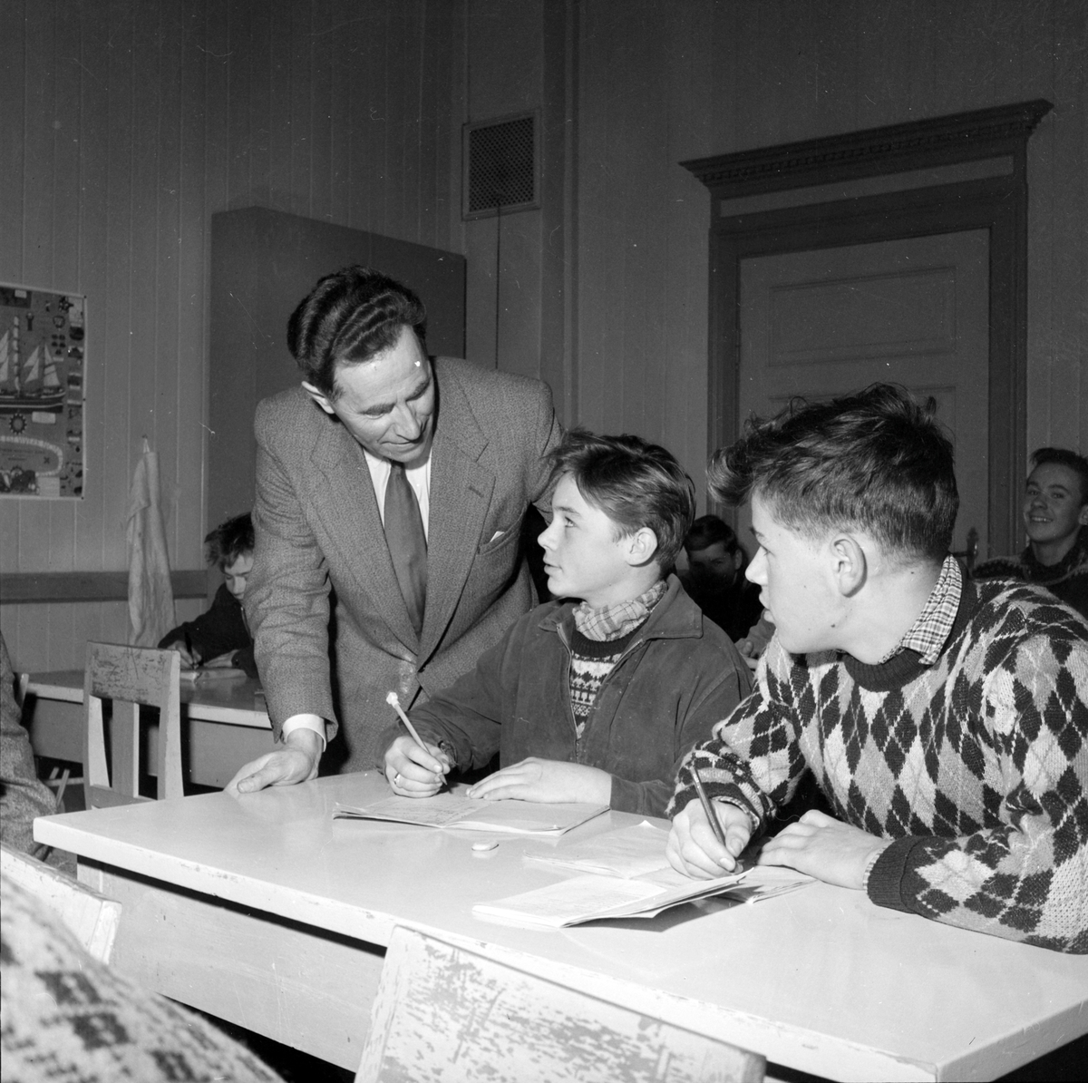 Lærer Olaf Fløttum sammen med klassen på Bispehaugen skole