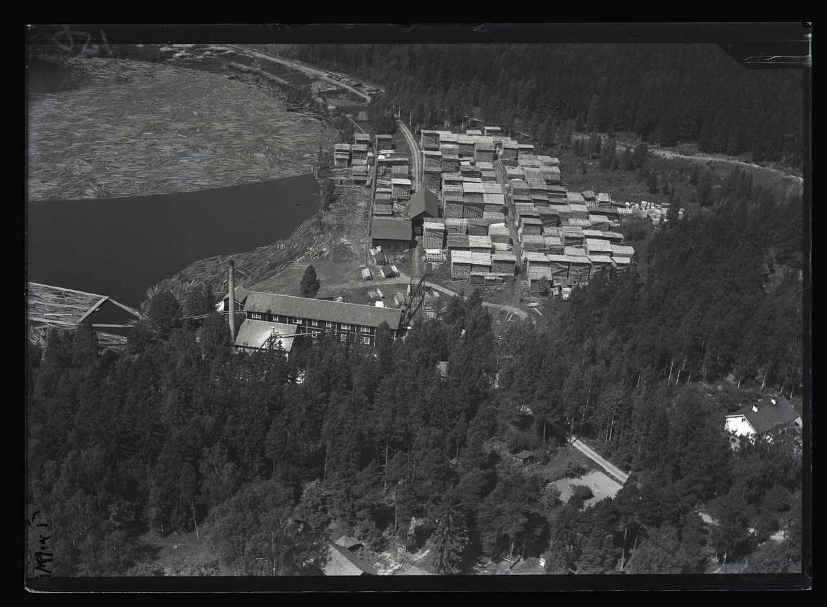 Flygfoto över Ängelsbergs träindustri, Barkens såg.