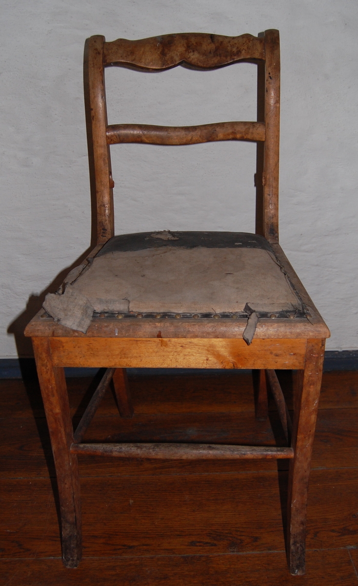 Trestol med sete i dårlig forfatning (kunstskinntrekk?). Tre ryggsprosser, øverste profilert. Likner AS.613-617, Biedermeier-stil.
