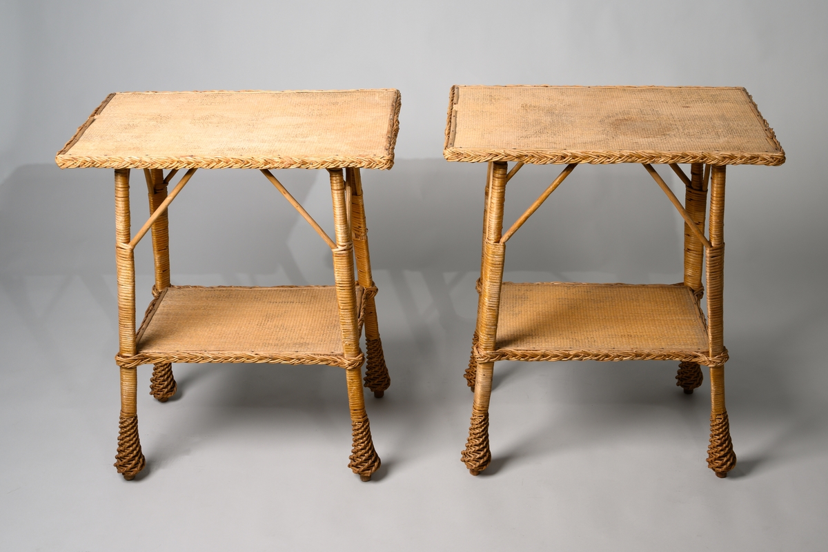 Korgmöbel bestående av två bord (JM.28668:a-b). Bordet har fyra ben, rektangulär bordsskiva och under denna en hylla.