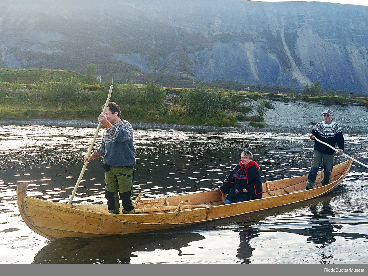 Kurs i elvebåtbygging i Lakselv i regi av RiddoDuottarMuseat-Porsáŋgu musea, sommeren 2018.